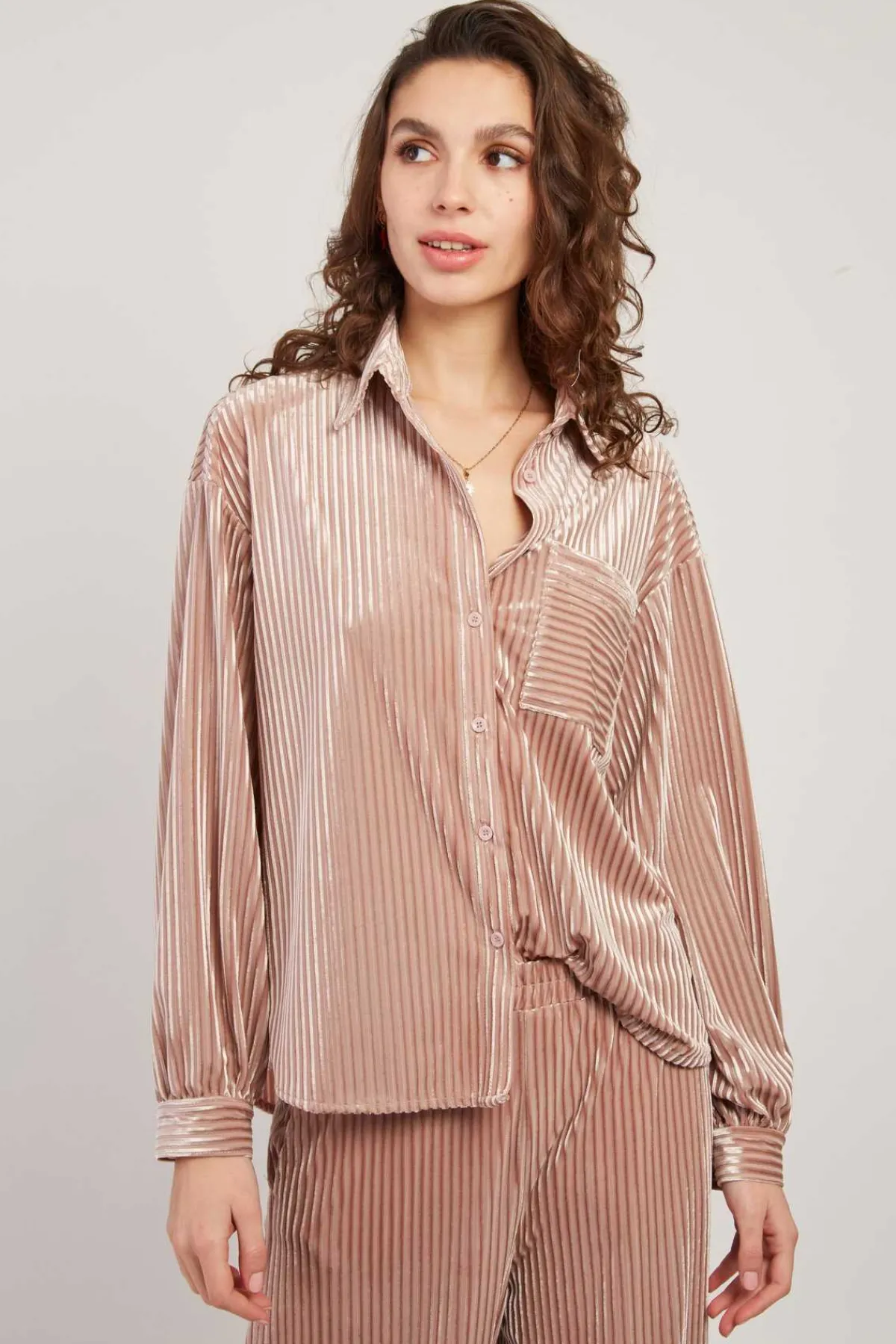 Outlet Chemise manches longues en velours HANIA Les Blouses, Chemisiers & Tops