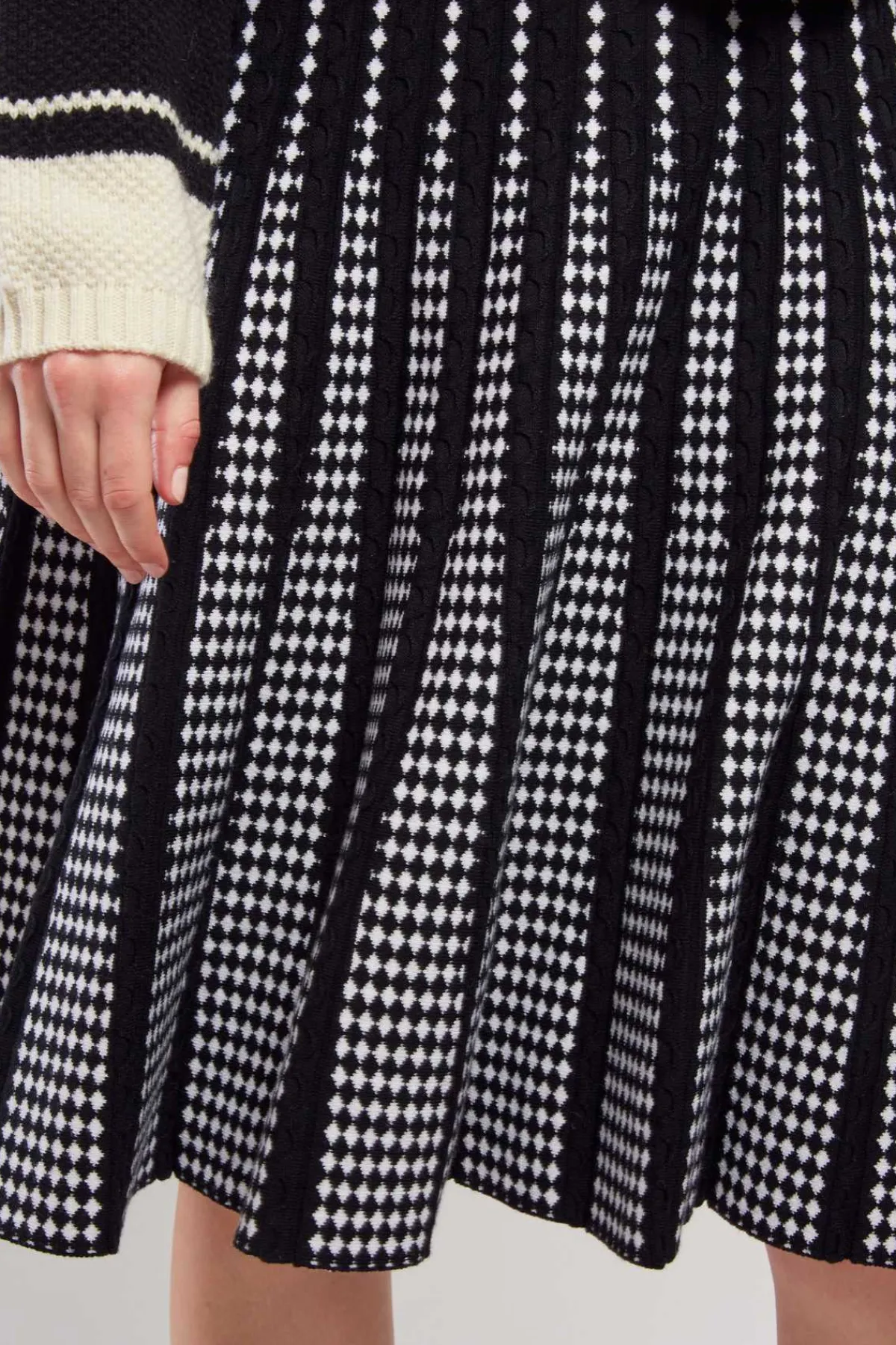 Sale Jupe mi-longue évasée en maille à carreaux GAELLE Les Jupes & Pantalons