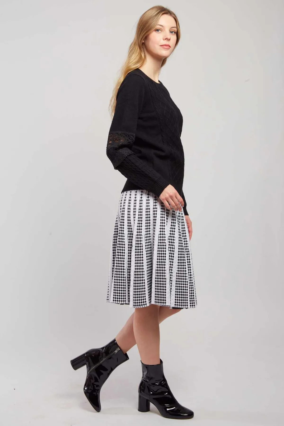 Sale Jupe mi-longue évasée en maille à carreaux GAELLE Les Jupes & Pantalons