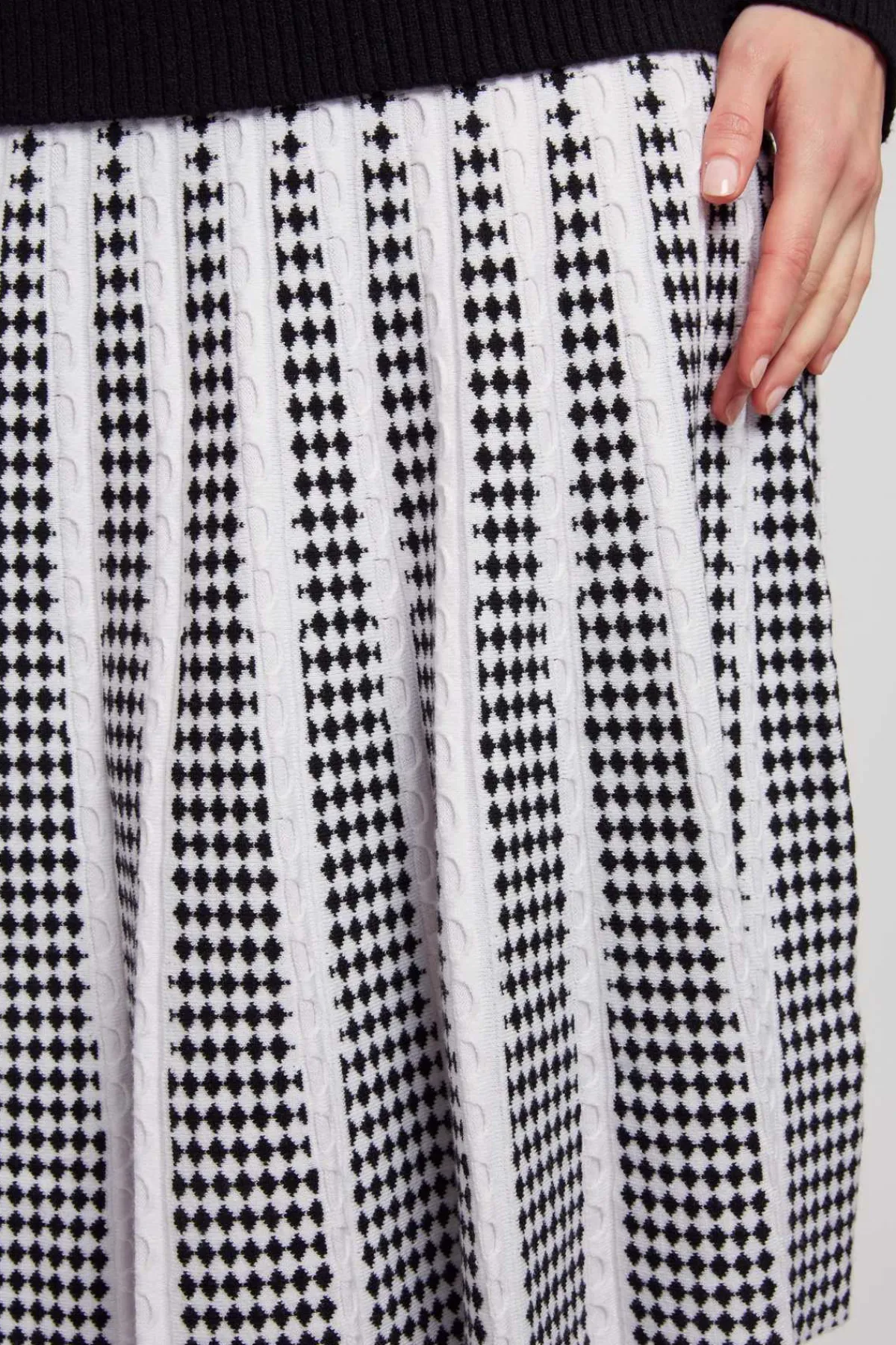 Sale Jupe mi-longue évasée en maille à carreaux GAELLE Les Jupes & Pantalons