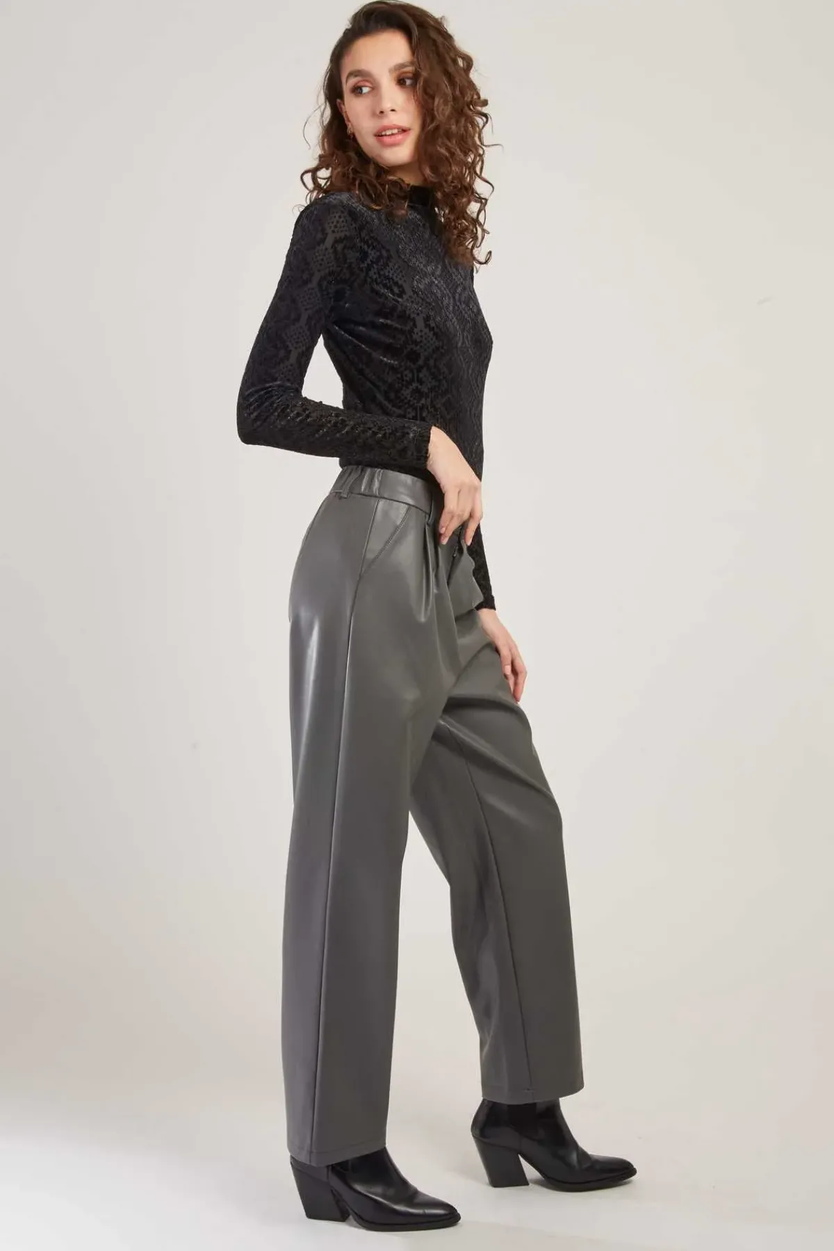 Clearance Pantalon droit en similicuir RADIEUSE Les Jupes & Pantalons
