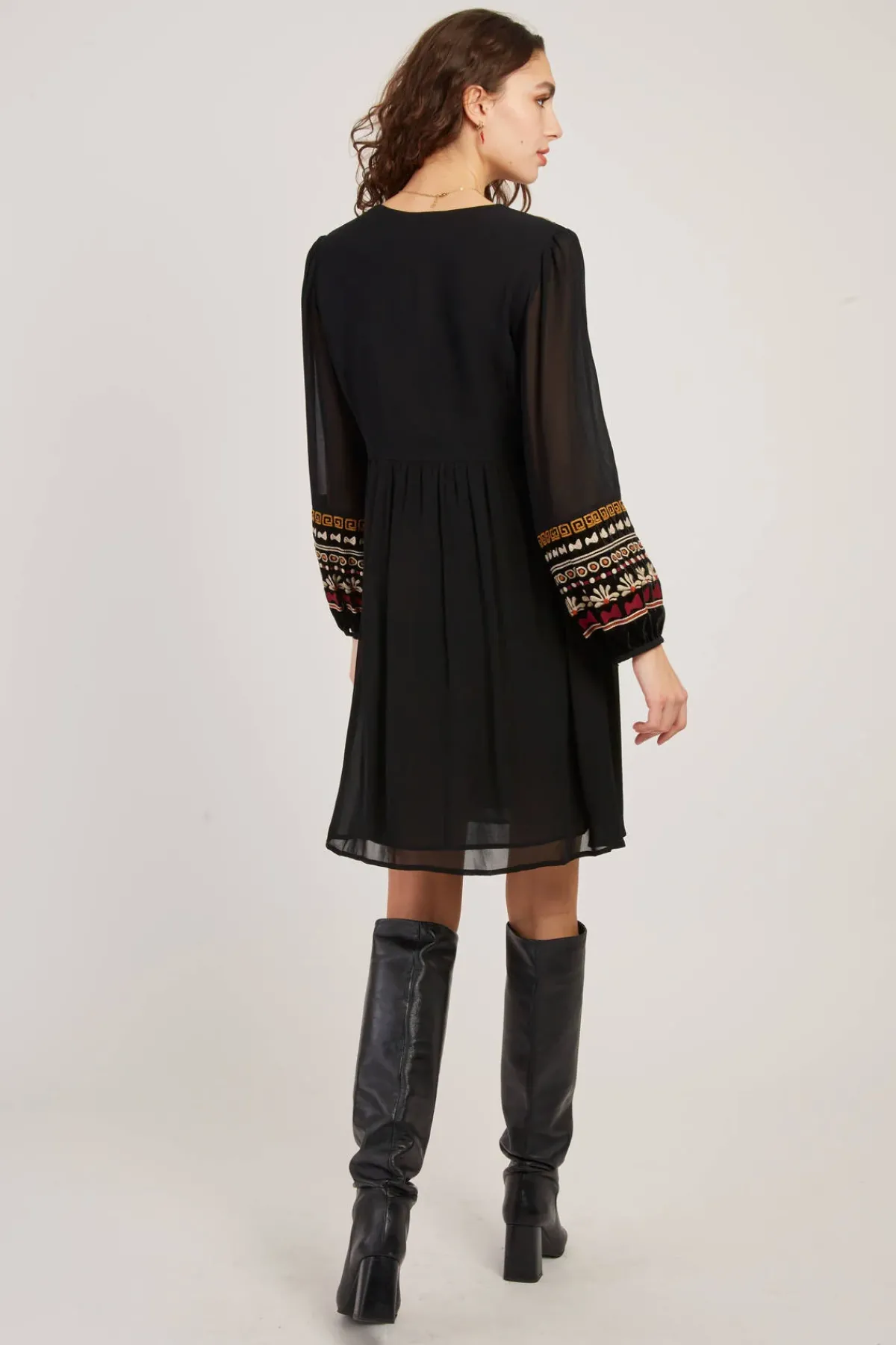 Cheap Robe courte brodée manches longues VANILLE Robes Courtes