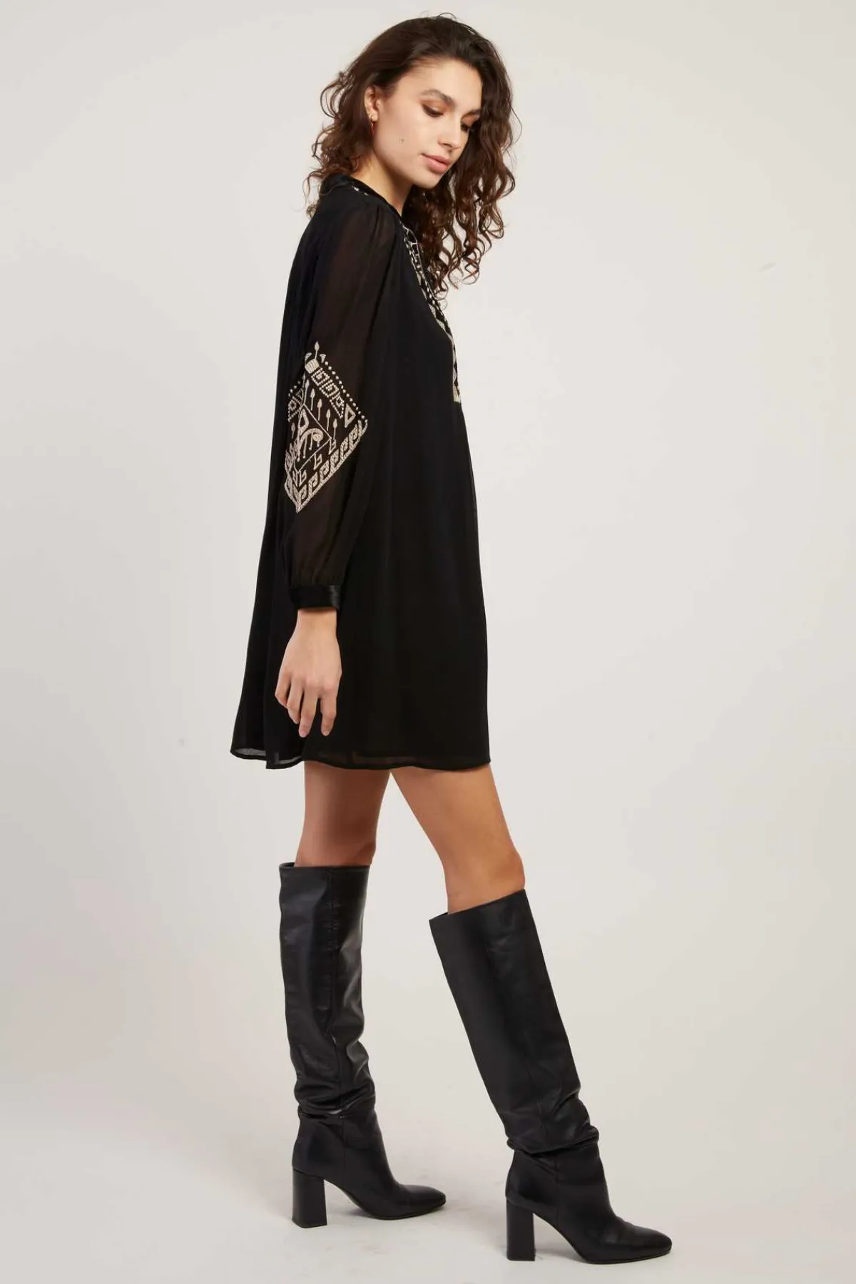 Store Robe courte brodée manches longues VANINA Robes Courtes