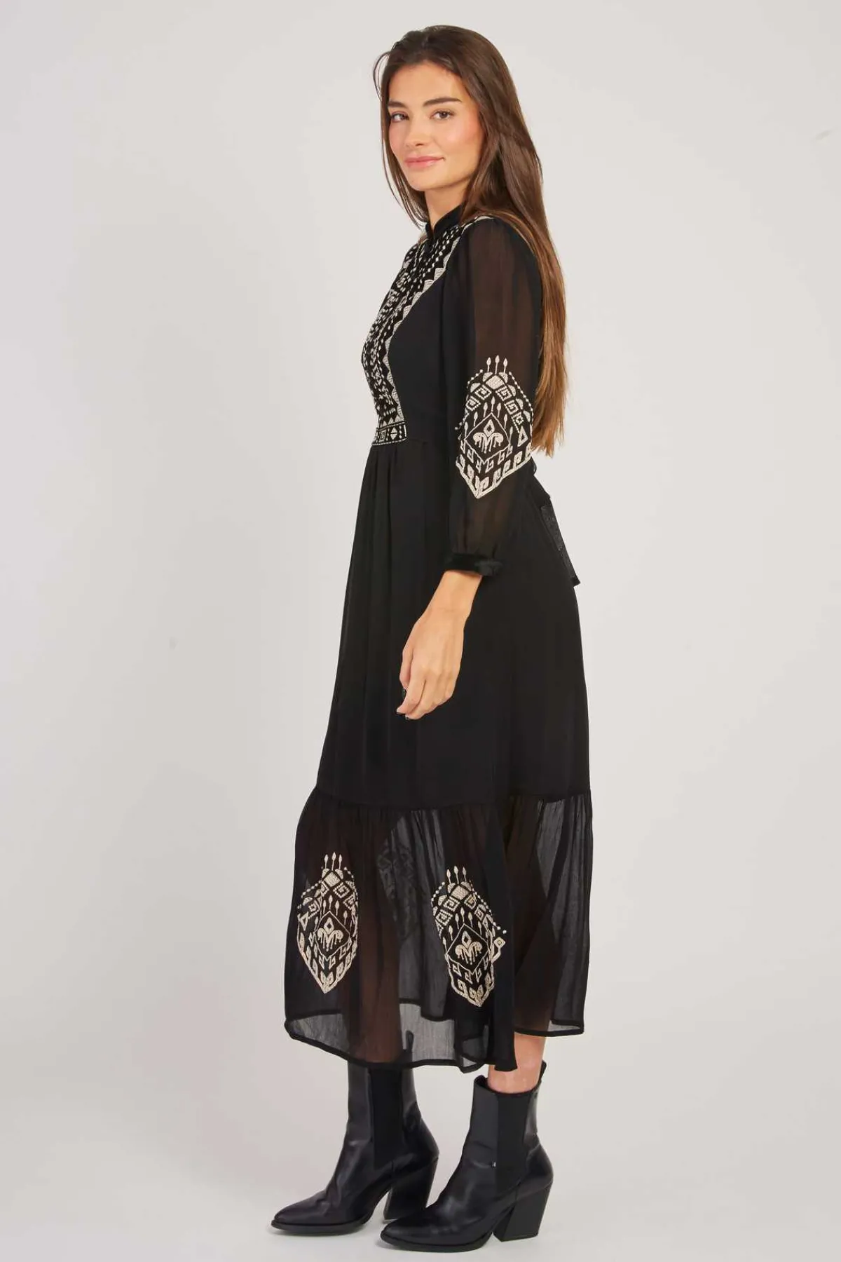 Shop Robe longue brodée avec détails en velours VERA Robes Longues