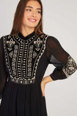 Shop Robe longue brodée avec détails en velours VERA Robes Longues