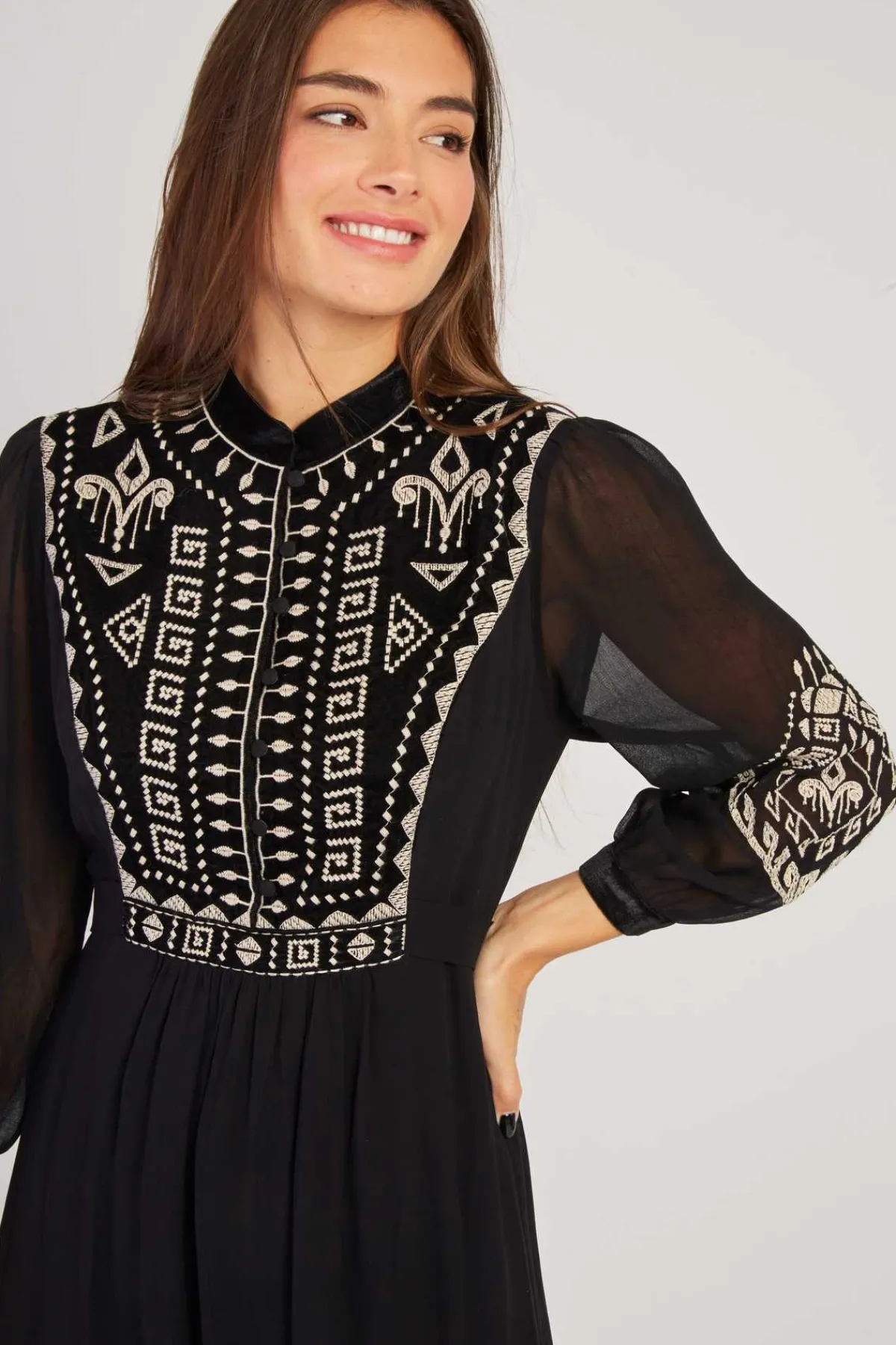 Shop Robe longue brodée avec détails en velours VERA Robes Longues