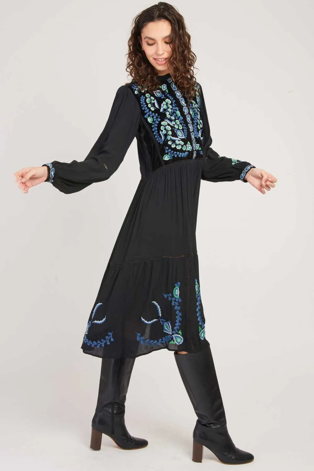 Cheap Robe mi-longue brodée effet velours VALLY Robes Longues