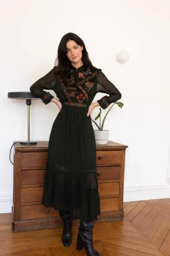 Shop Robe mi-longue brodée manches longues VEDA Robes Longues