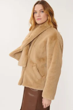 Shop Veste courte en fausse fourrure CANNELLE Les Manteaux, Vestes & Doudounes