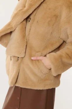Shop Veste courte en fausse fourrure CANNELLE Les Manteaux, Vestes & Doudounes