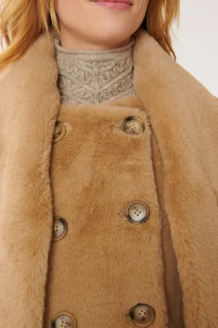 Shop Veste courte en fausse fourrure CANNELLE Les Manteaux, Vestes & Doudounes