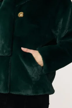 Shop Veste courte en fausse fourrure CANNELLE Les Manteaux, Vestes & Doudounes