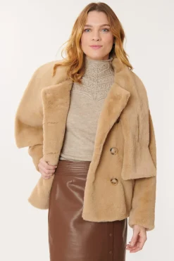 Shop Veste courte en fausse fourrure CANNELLE Les Manteaux, Vestes & Doudounes