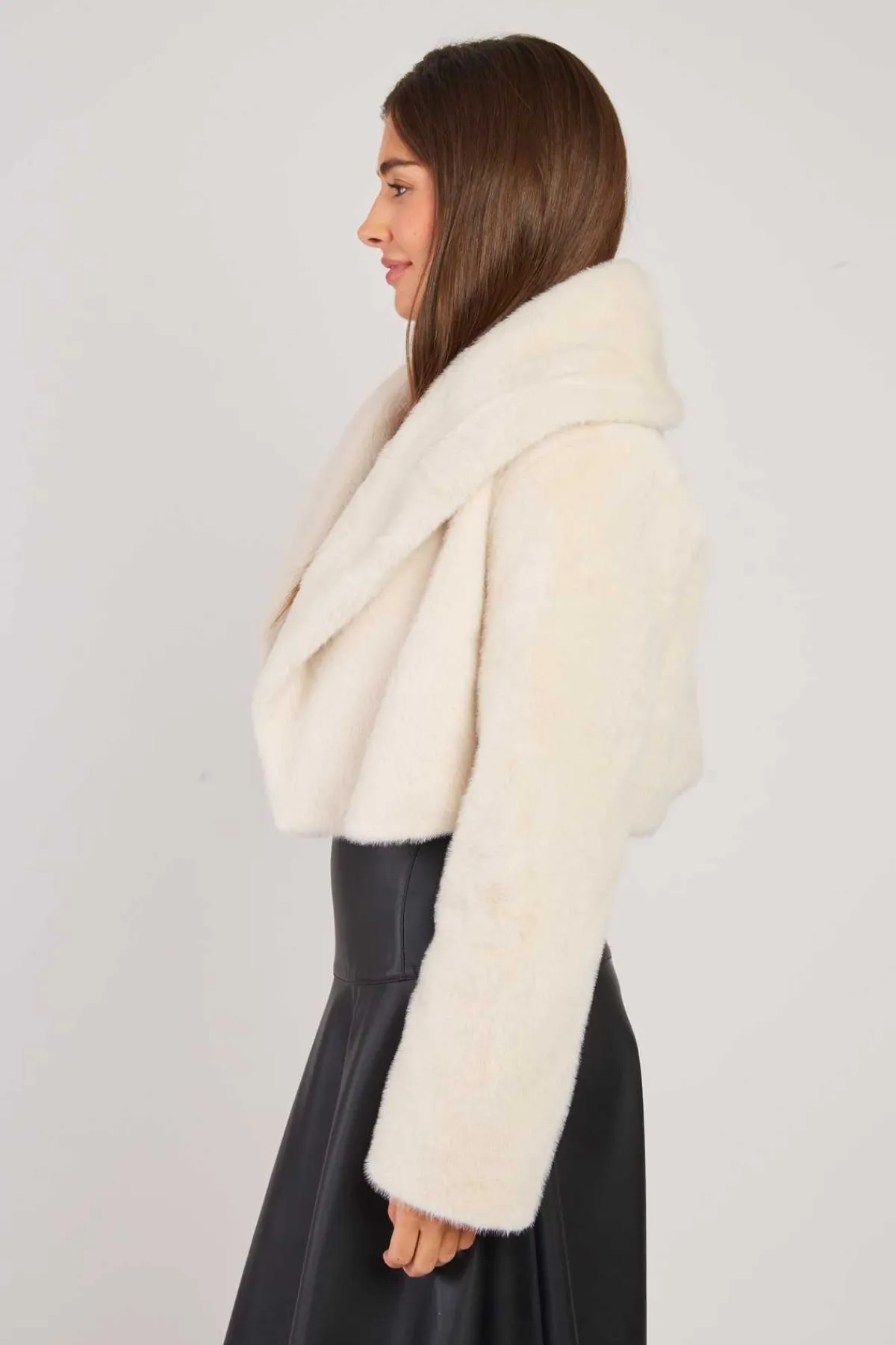 Outlet Veste courte en fausse fourrure LALIE Les Manteaux, Vestes & Doudounes